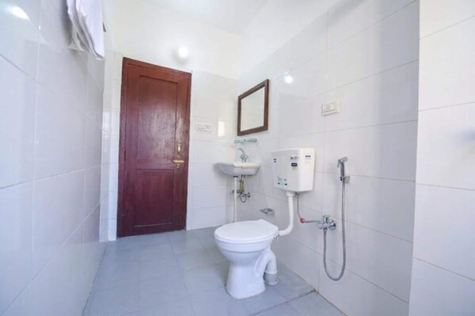 Deluxe Room | Bathroom | Shower, free toiletries, towels, soap