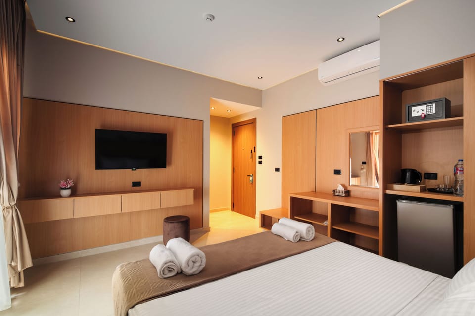 Deluxe Double Room, City View | In-room safe, desk, free WiFi