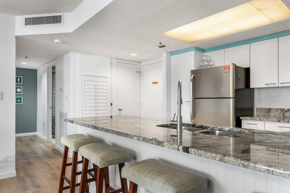 Breakfast bar with seating for 4