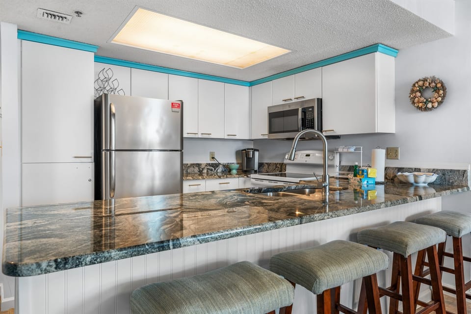Breakfast bar with seating for 4