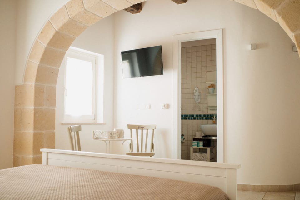 Single Room, 1 Queen Bed, Pets Not Allowed | Laptop workspace, free WiFi