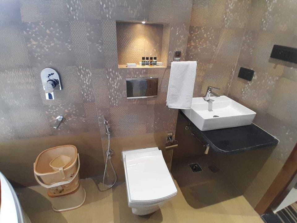 Shower, free toiletries, towels