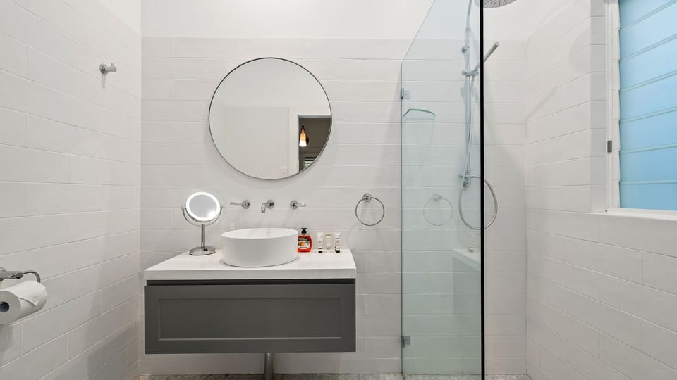 Freestanding bath made for slow evenings