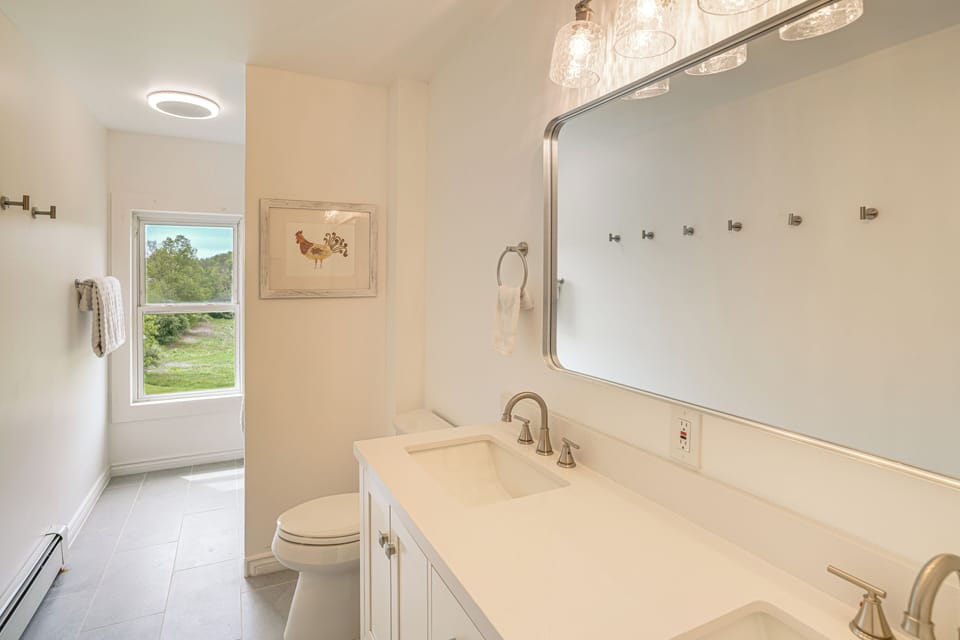 Horse Racing & Skiing in Greenwich: Dogs Welcome Cottage in Hudson Valley