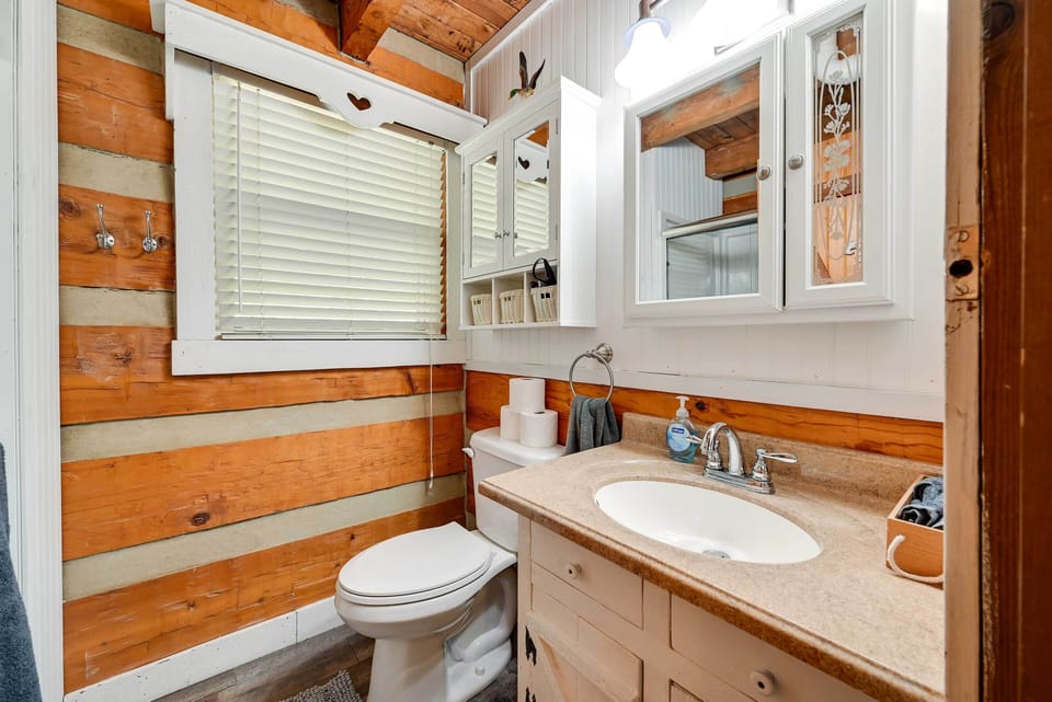 Unique Mammoth Cave Cabin w/ Teepee & Hot Tub! Cottage in Nolin Lake