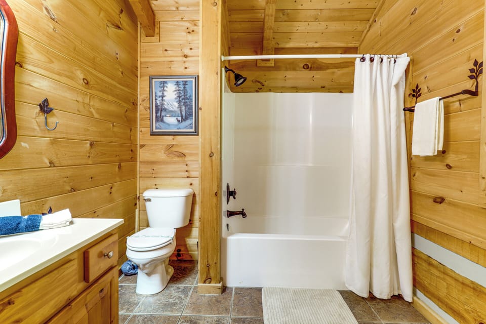 Smoky Mtn Oasis w/ Hot Tub! 5 Mi to Skyland Ranch Cottage in Pigeon Forge
