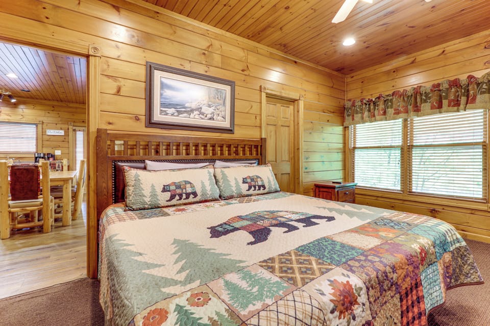 Hot Tub & Game Room! Resort Cabin 4 Mi to Gsmnp Cottage in Gatlinburg