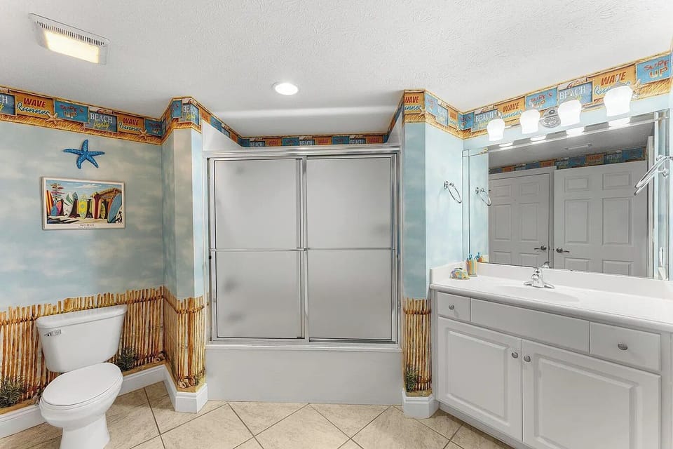 2nd Bathroom with shower/tub combo