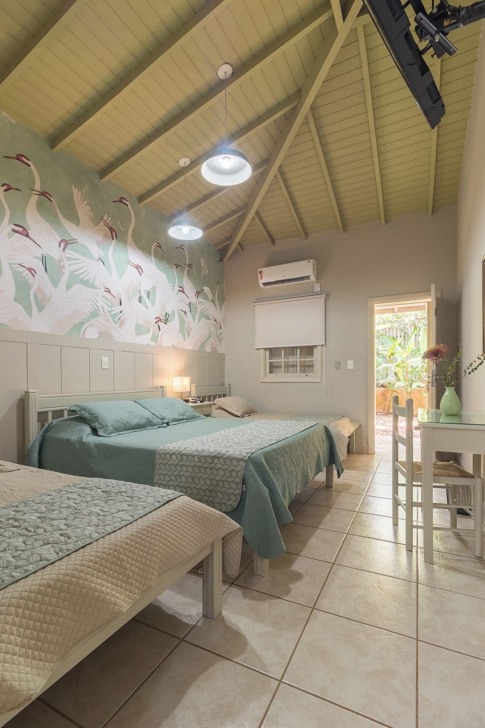 Family Room | Iron/ironing board, free WiFi