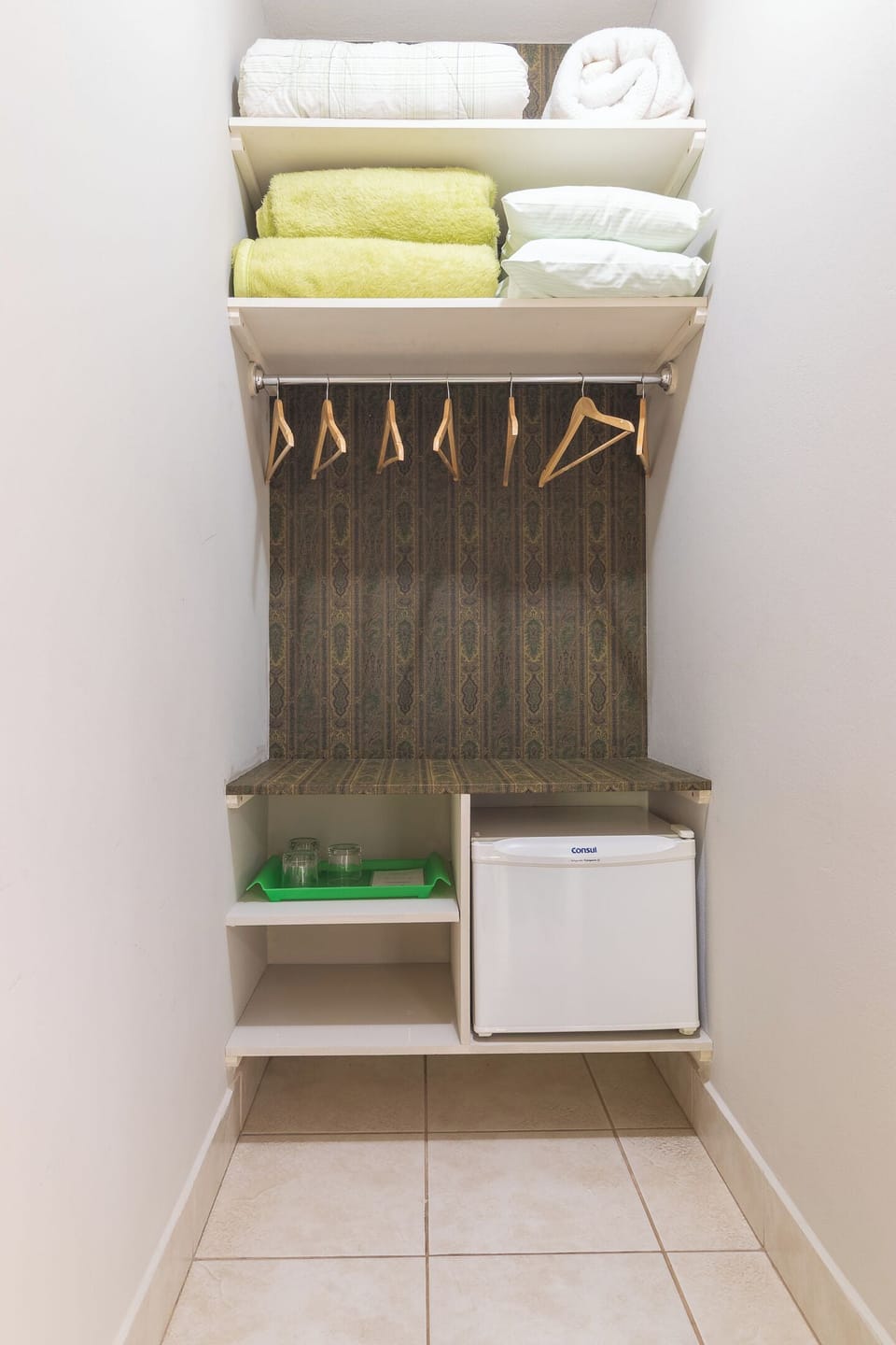 Family Room | Iron/ironing board, free WiFi