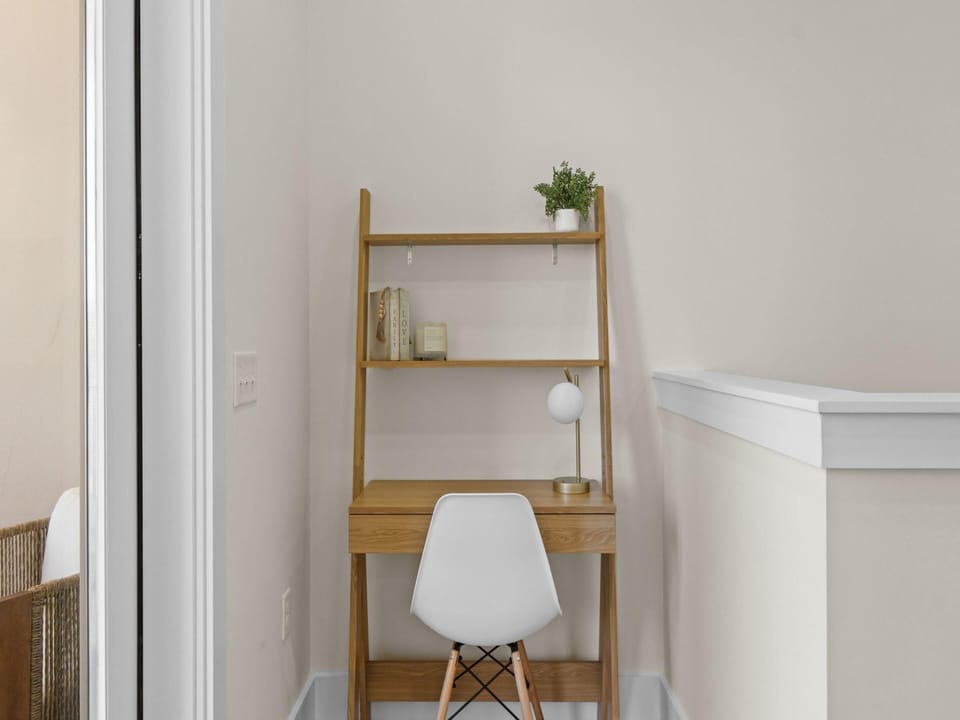 Hallway - Desk - Floor 3