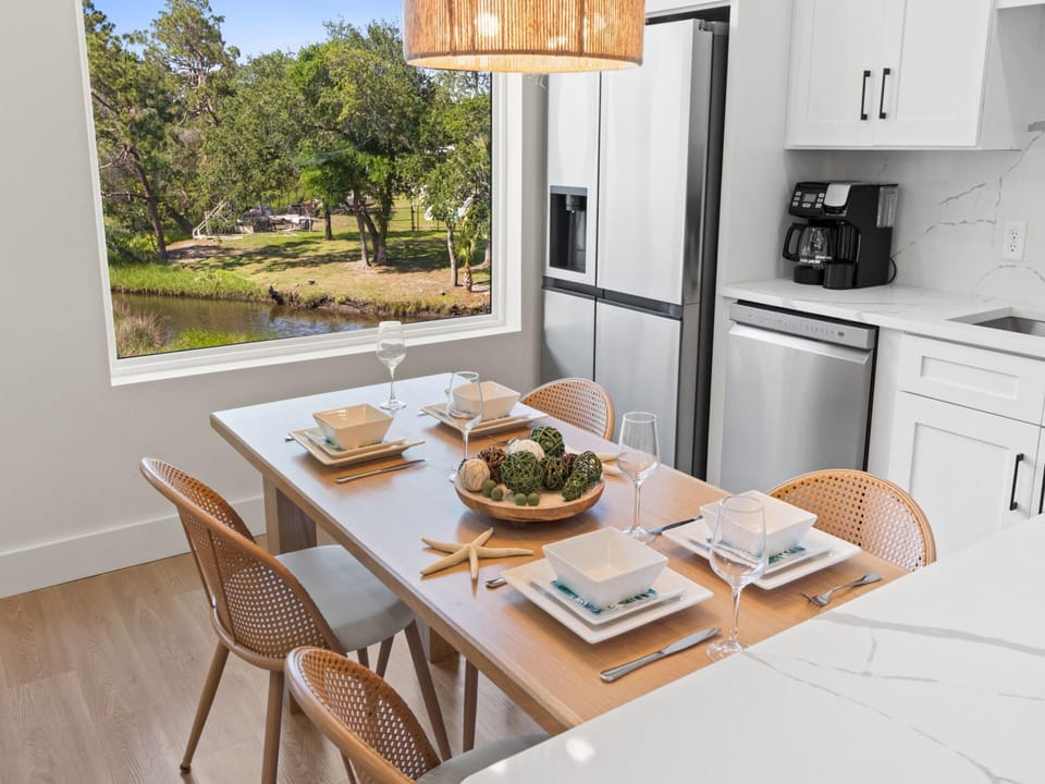 Dining Area - Seating for Four - Floor 2