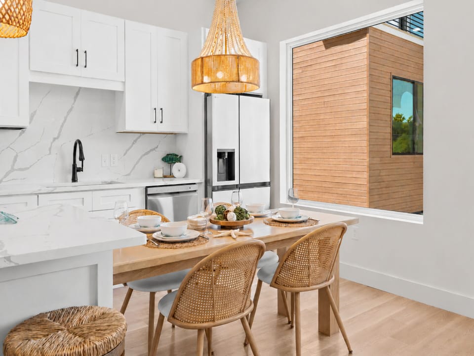 3006 Emerald Coast A - Dining Area - Seating for Four - Floor 2