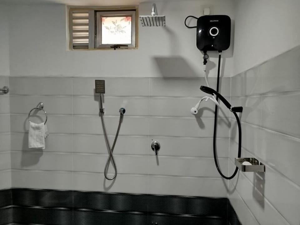 Standard Double Room | Bathroom