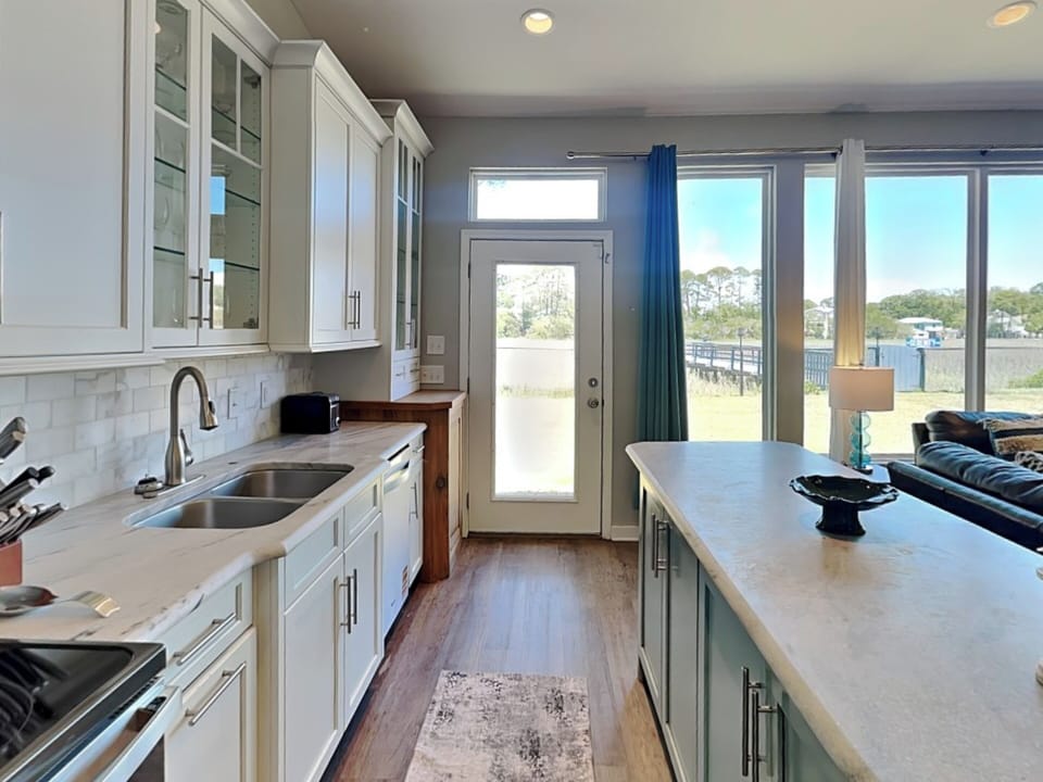 Full Kitchen w. Patio Access