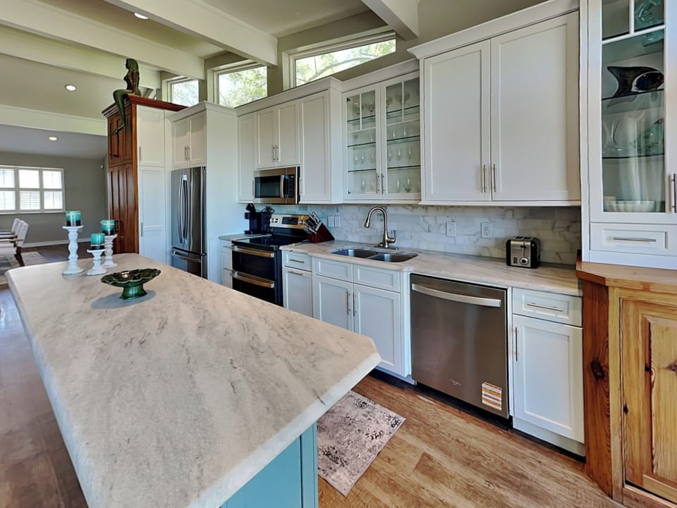 Full Kitchen w. Large Island + Stainless Appliances