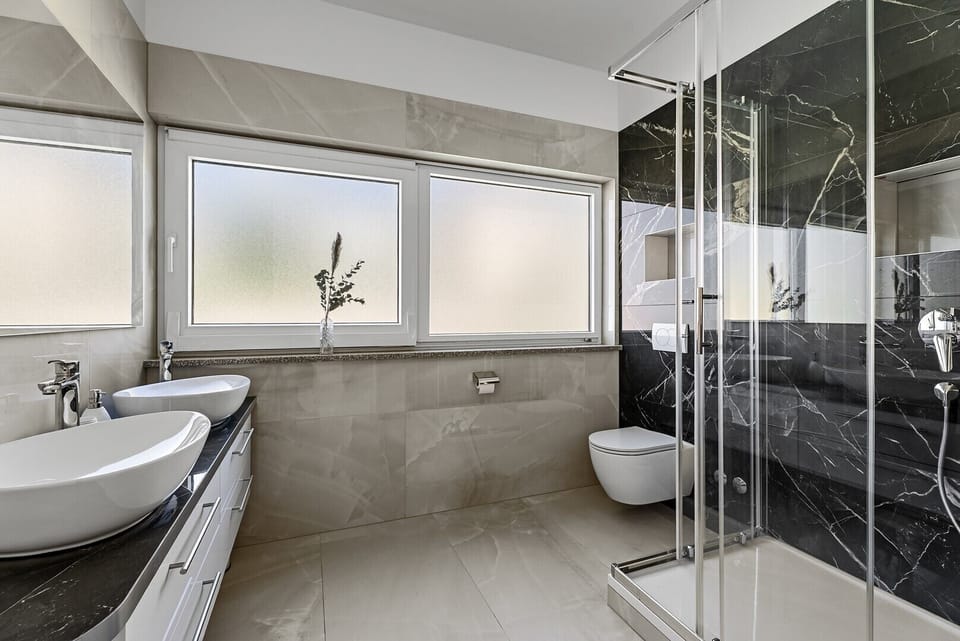 A family bathroom conveniently located next to the bedroom No. 3