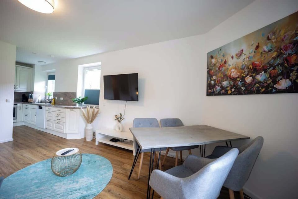 Offener Übergang vom Wohnzimmer zur Küche