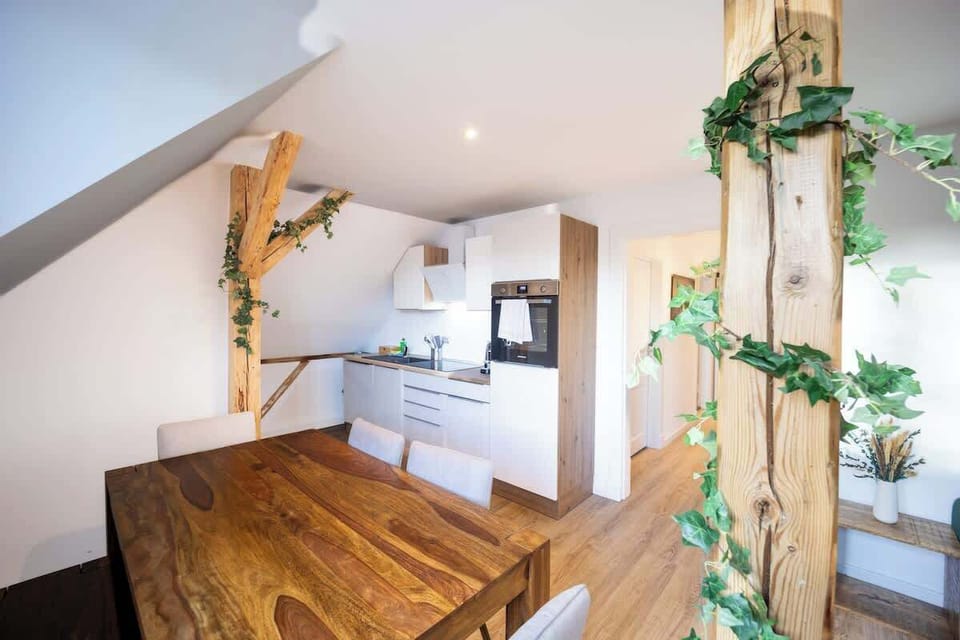 Der Holztisch bietet Platz für die ganze Familie zum gemeinsamen Essen