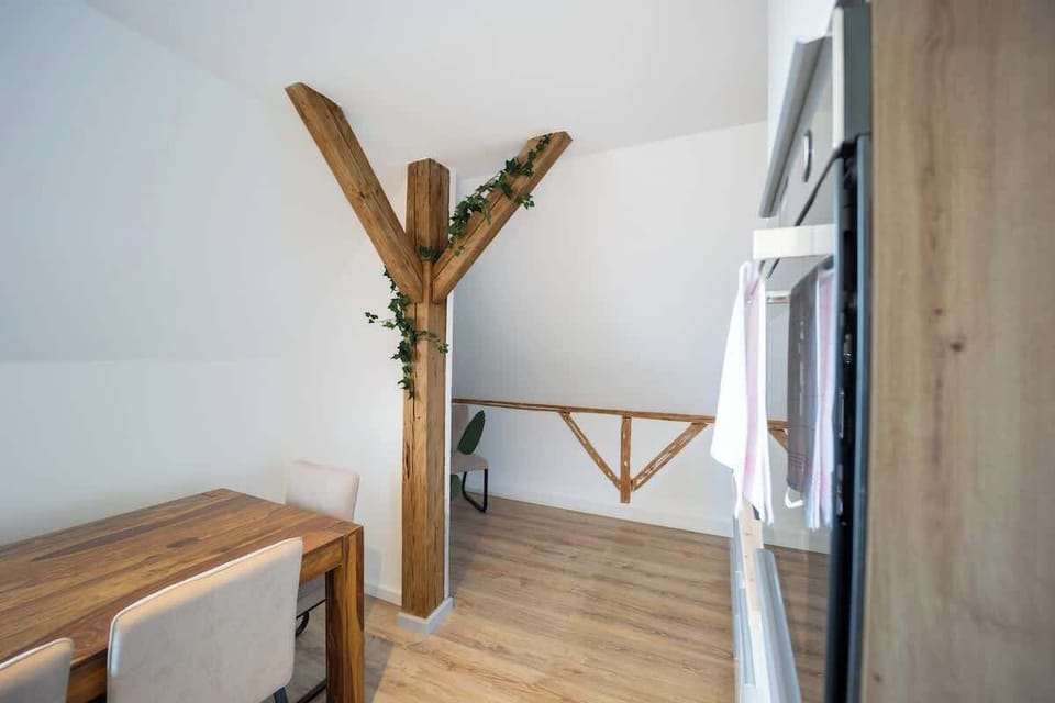 Die alten Holzbalken der Dachgeschosswohnung, hier und da mit Efeu berankt