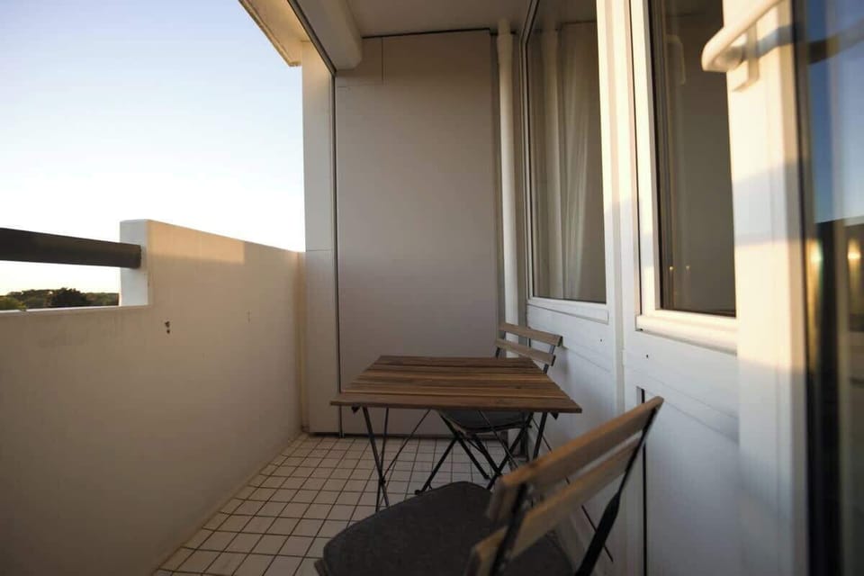 Balkon mit kleinem Tisch lädt zum Essen ein.