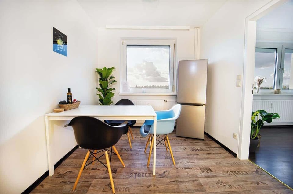 Der schöne Essbereich mit extra großem Kühlschrank.