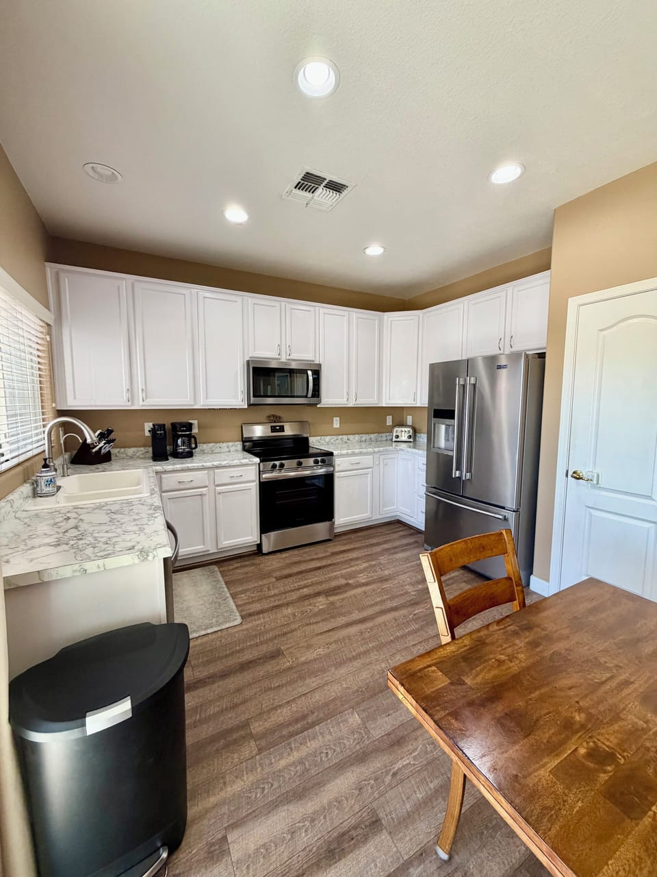Fully stocked kitchen! 
