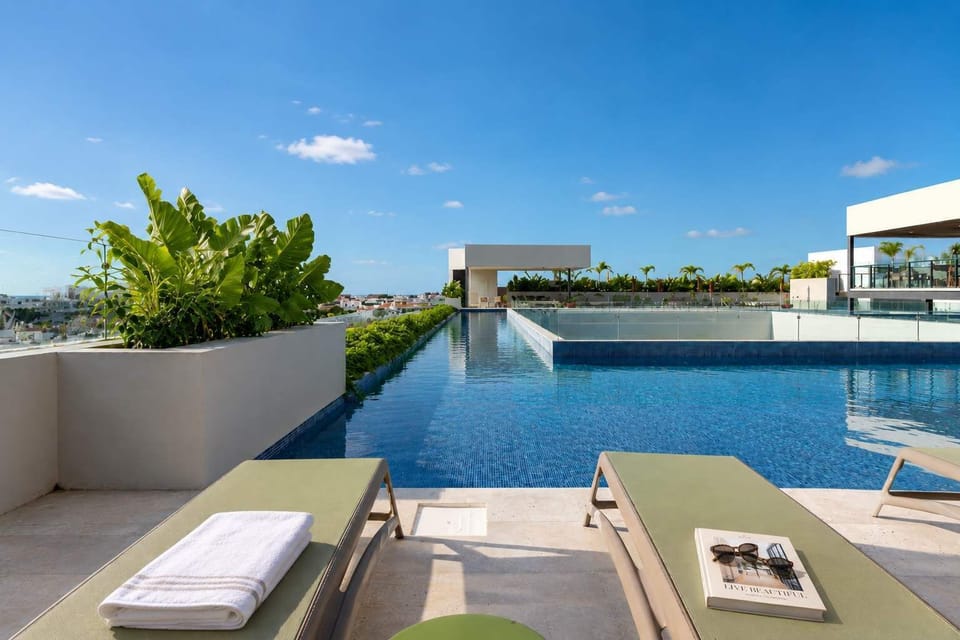 Shared rooftop pool with skyline and sea views (communal)