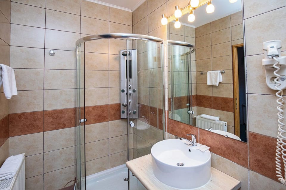 Comfort Double Room, Garden View | Bathroom | Hair dryer, towels, soap, shampoo