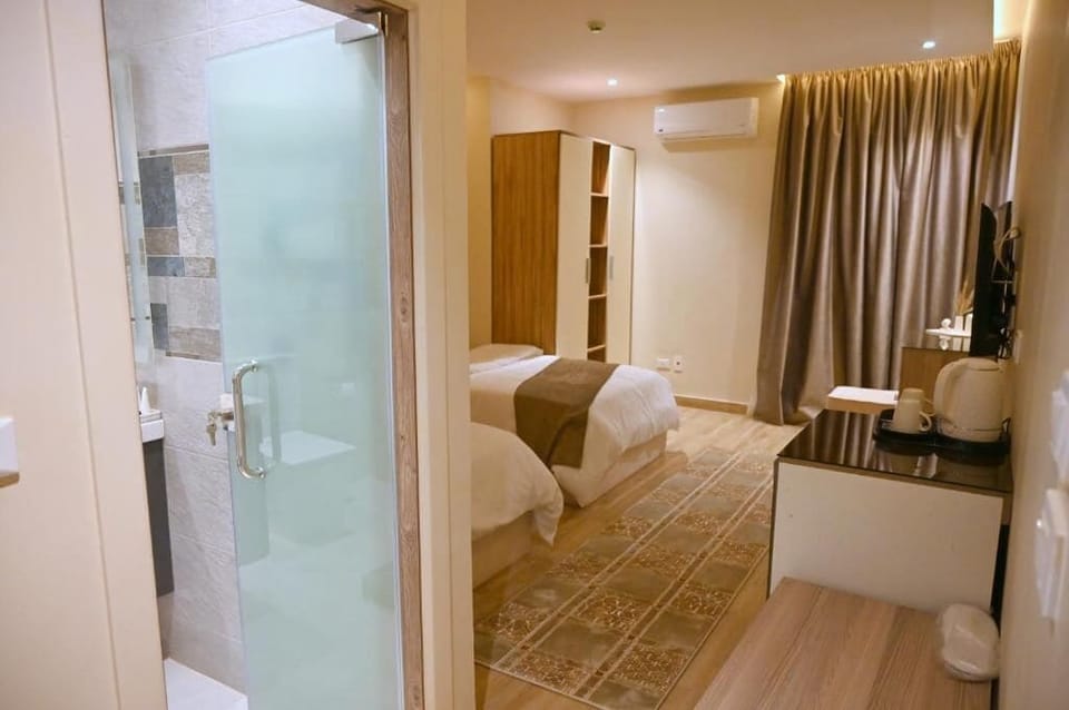 Combined shower/tub, free toiletries, hair dryer, bidet