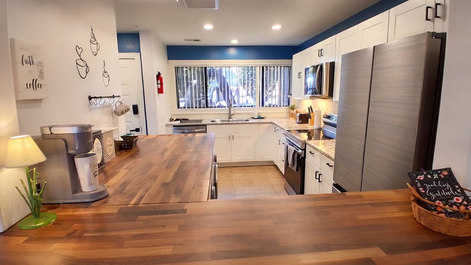 Fully equipped kitchen with modern appliances and a cookware.