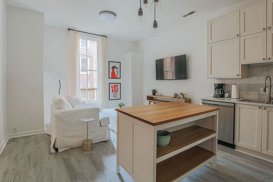Apartment, Private Bathroom (Daydream & Draft) | Shared kitchen | Ice maker, paper towels, kitchen islands
