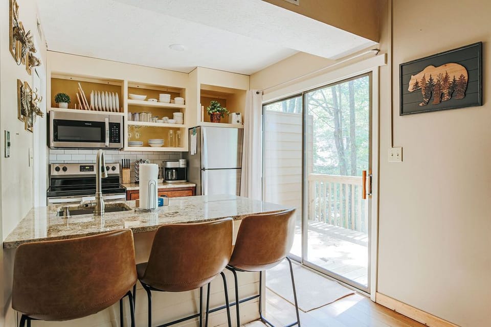 Apartment, Private Bathroom (Laurelwood Hollow) | Shared kitchen