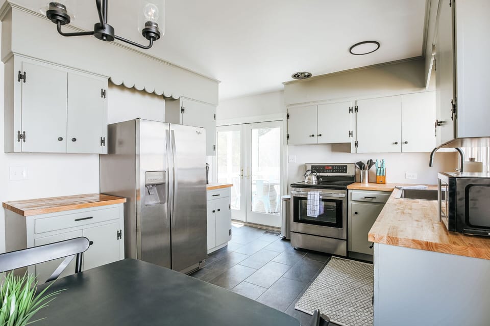 House, Private Bathroom (Lewis Mountain Retreat) | Shared kitchen