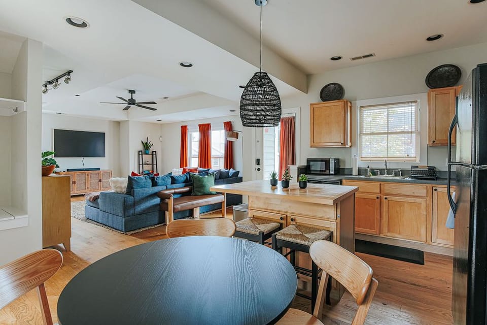 House, Private Bathroom (Oasis on 5th) | Dining