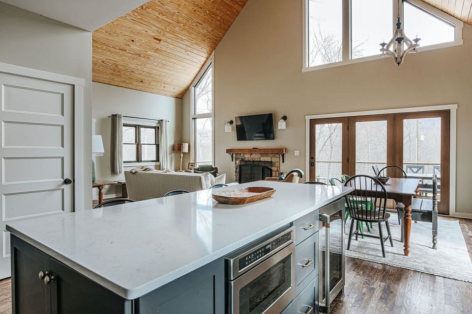 House, Private Bathroom (Pilotview Hollow) | Shared kitchen