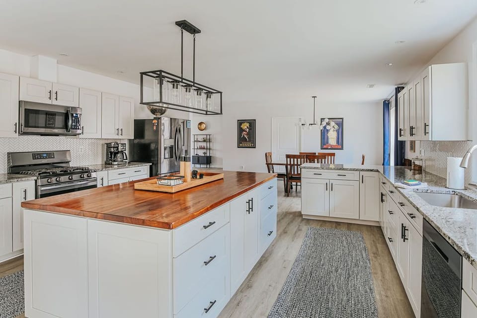 House, Private Bathroom (Pine and Vine) | Shared kitchen | Highchair, paper towels, kitchen island