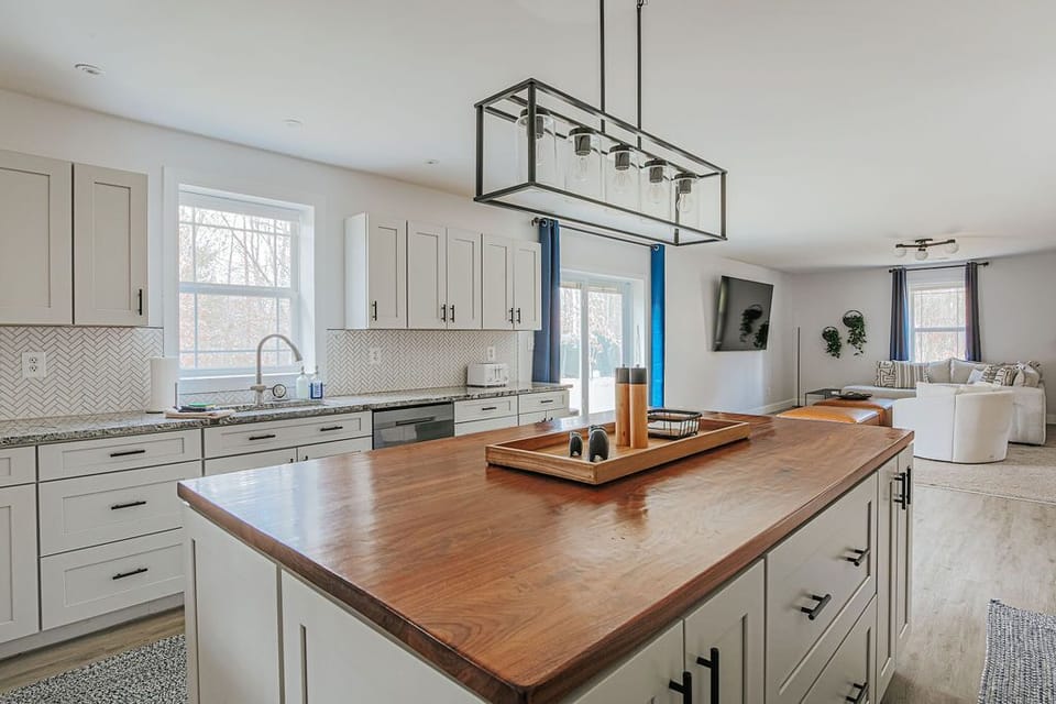 House, Private Bathroom (Pine and Vine) | Shared kitchen | Highchair, paper towels, kitchen island