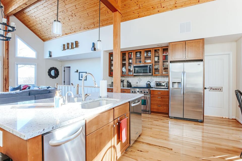 House, Private Bathroom (Red White Wintergreen) | Shared kitchen | Highchair