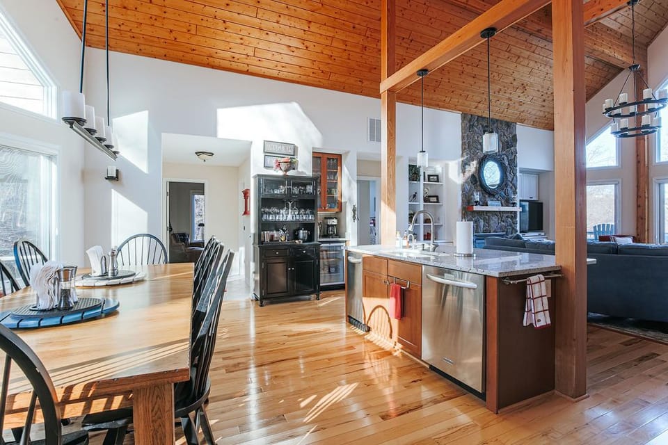 House, Private Bathroom (Red White Wintergreen) | Shared kitchen | Highchair