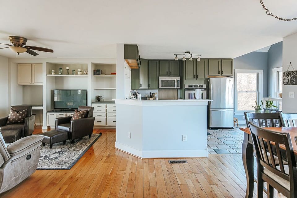 House, Private Bathroom (Ridgeview Retreat) | Shared kitchen