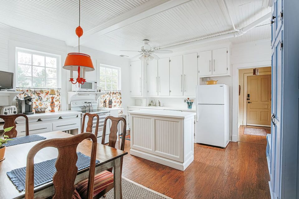 House, Private Bathroom (The Cardinal House) | Shared kitchen