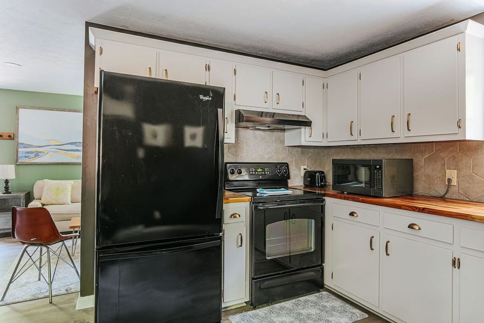 House, Private Bathroom (Tucked Inn: Lower Unit) | Shared kitchen