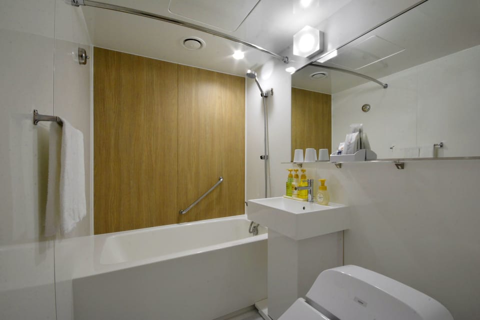 Combined shower/tub, deep soaking tub, eco-friendly toiletries