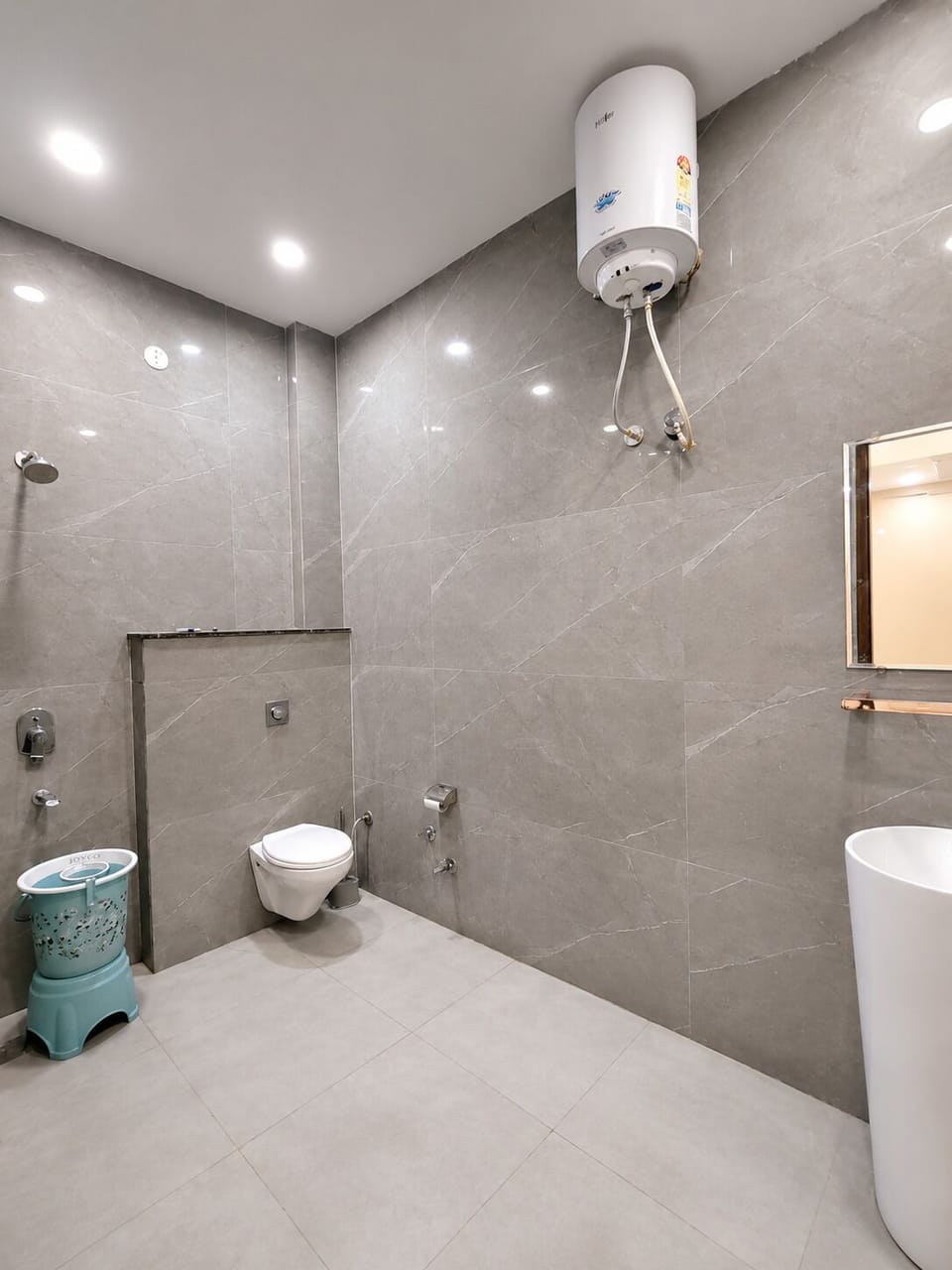 Family Room | Bathroom | Combined shower/tub, rainfall showerhead, free toiletries, hair dryer
