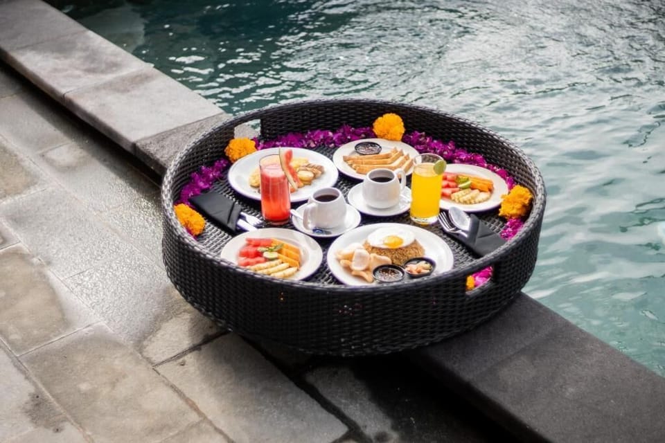 Comfort Villa, Balcony, Garden View | Breakfast meal