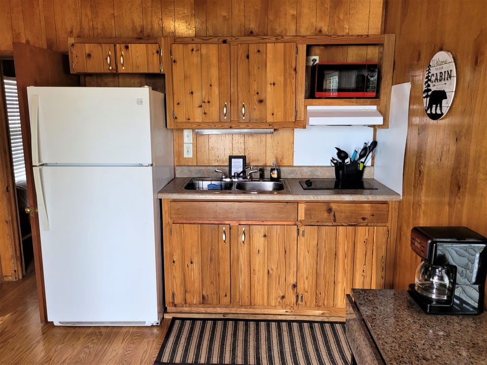 Deluxe Cabin, Lagoon View | Private kitchen