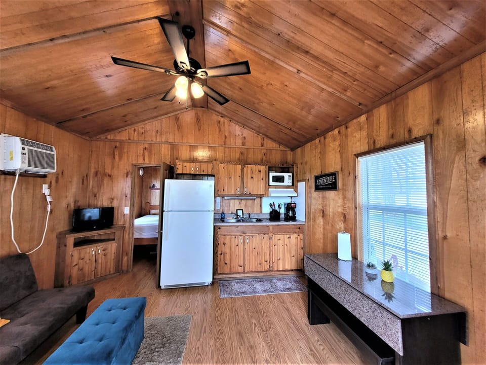 Deluxe Cabin | Free WiFi, bed sheets