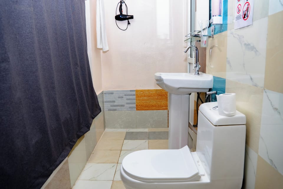 Deluxe Double Room | Bathroom | Rainfall showerhead, free toiletries, hair dryer, towels
