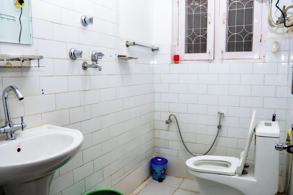 Economy Room | Bathroom | Rainfall showerhead, free toiletries, hair dryer, towels